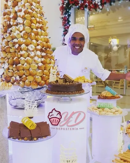 Pastel blanco decorado con fresas
